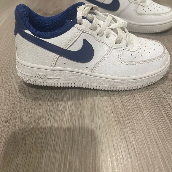 Nike Air Force 1 Boys White and Blue Sneakers - Picture 2 of 6